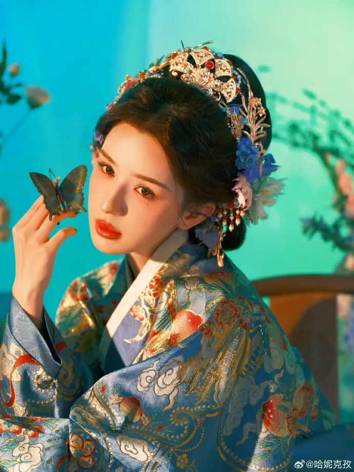 哈妮克孜古风大片冲上热搜 网友:哈妃回宫